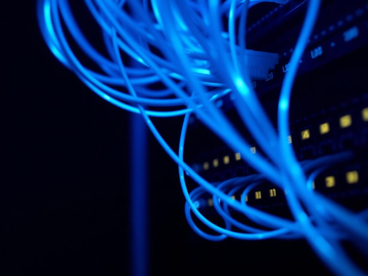 Racks de servidores e equipamento de rede num data center moderno